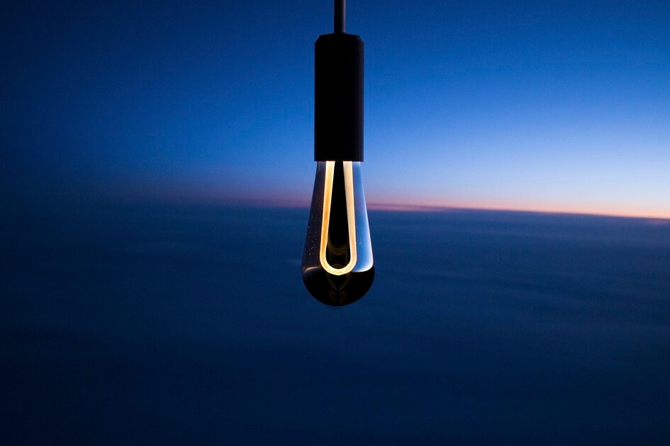 LED žárovku s výjimečným designem testovali vysoko nad oblaky. Jak to dopadlo?