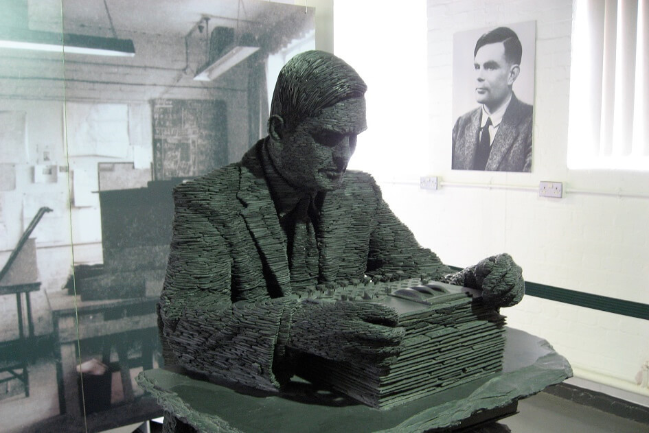 Alan Turing, vynálezce Turingova stroje, položil teoretické základy dnešních počítačů