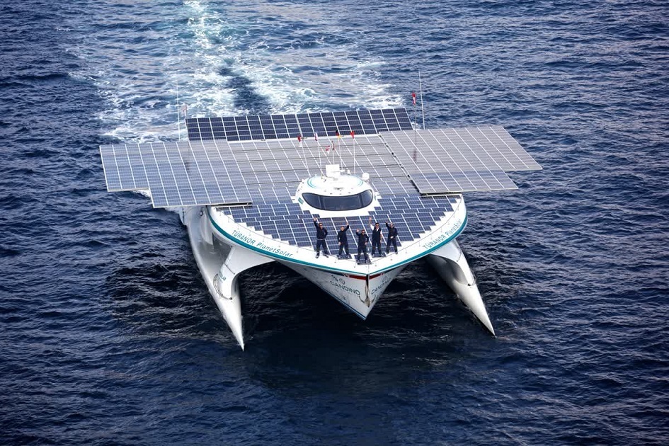 Z největší solární jachty se stala loď poháněná sluncem, větrem i vodíkem