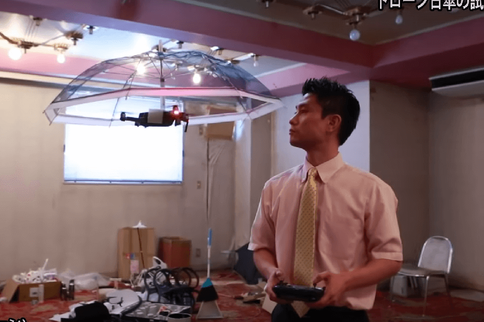 Hands-free deštník: Dron s umělou inteligencí se postará o vaše pohodlí při průtrži mračen