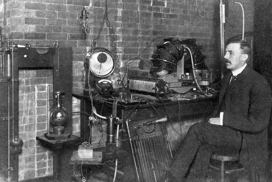Zakladatel jaderné fyziky Ernest Rutherford hrál rád rugby a navrhl prozkoumat stáří Země