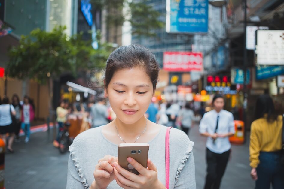 V Číně otevřeli speciální chodník pro lidi s očima přilepenýma k mobilům