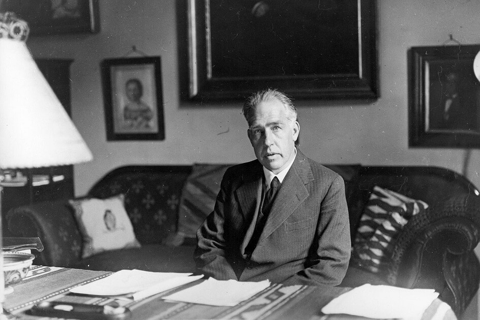 „Otec atomu“ Niels Bohr byl v mládí schopný fotbalista, později pomáhal s atomovou bombou