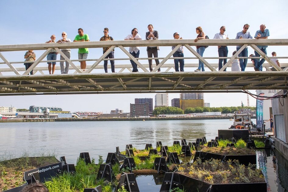 „Plastoví rybáři“ pomohli v Rotterdamu vybudovat plovoucí park z recyklovaného odpadu