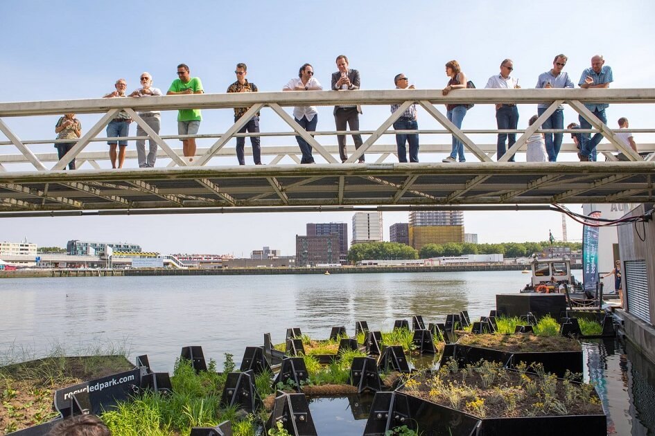 „Plastoví rybáři“ pomohli v Rotterdamu vybudovat plovoucí park z recyklovaného odpadu