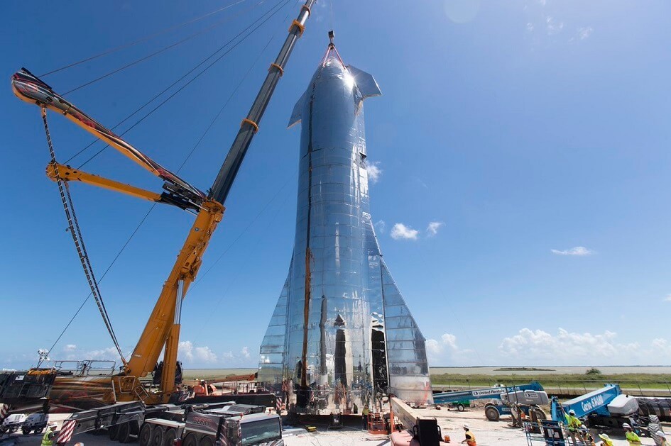 Živý „Tony Stark“ ukázal světu novou kosmickou loď Starship. Poletí ke hvězdám za 6 měsíců