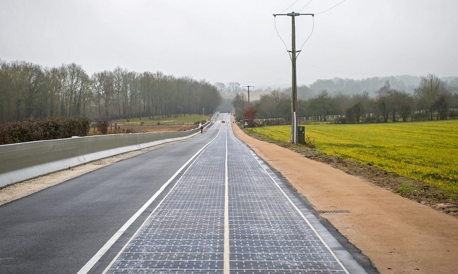 Francie otevřela v deštivé Normandii první silnici s povrchem ze solárních panelů
