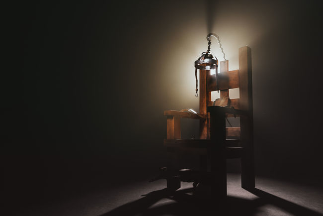 Elektrické křeslo: Jak se zrodil nápad zabíjet proudem a jakou roli v tom sehrál Edison?