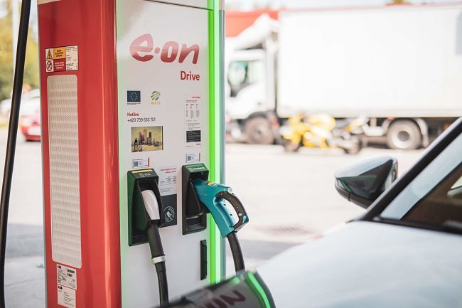 Dobití elektromobilu za 10 minut? Díky ultrarychlé dobíjecí stanici je to možné i v Česku