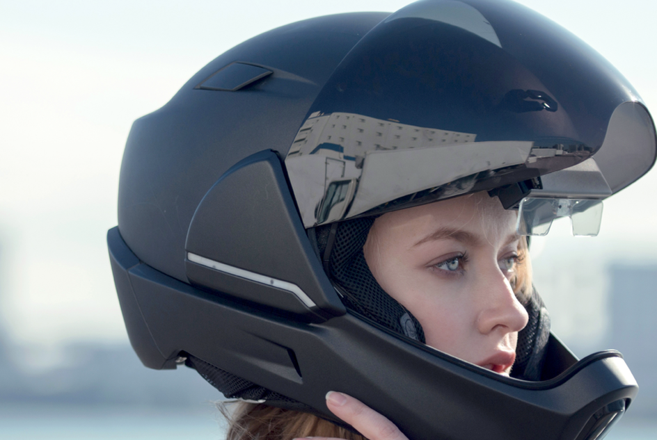 Chytrá helma na motorku umí za jízdy telefonovat i pouštět hudbu, ale připlatíte si