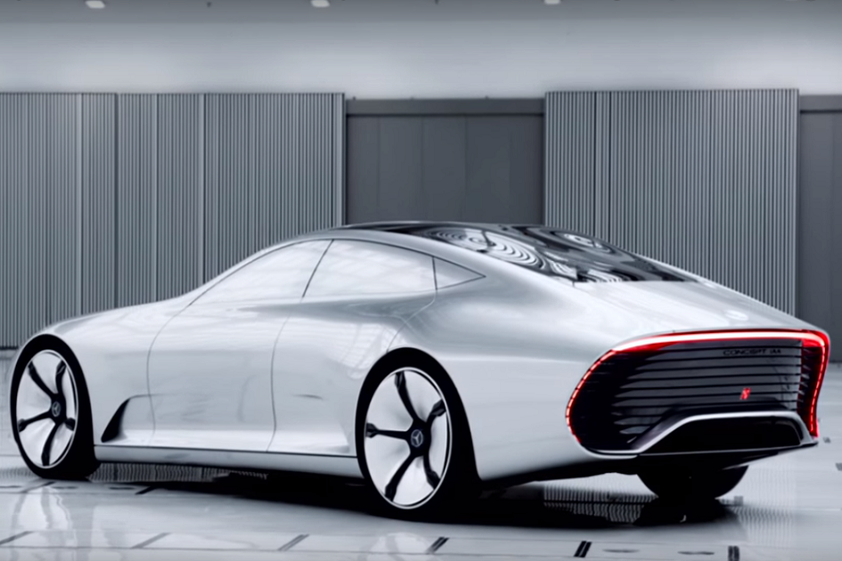 Klání elektromobilů: Dokáže nový aerodynamický Mercedes pokořit Teslu?