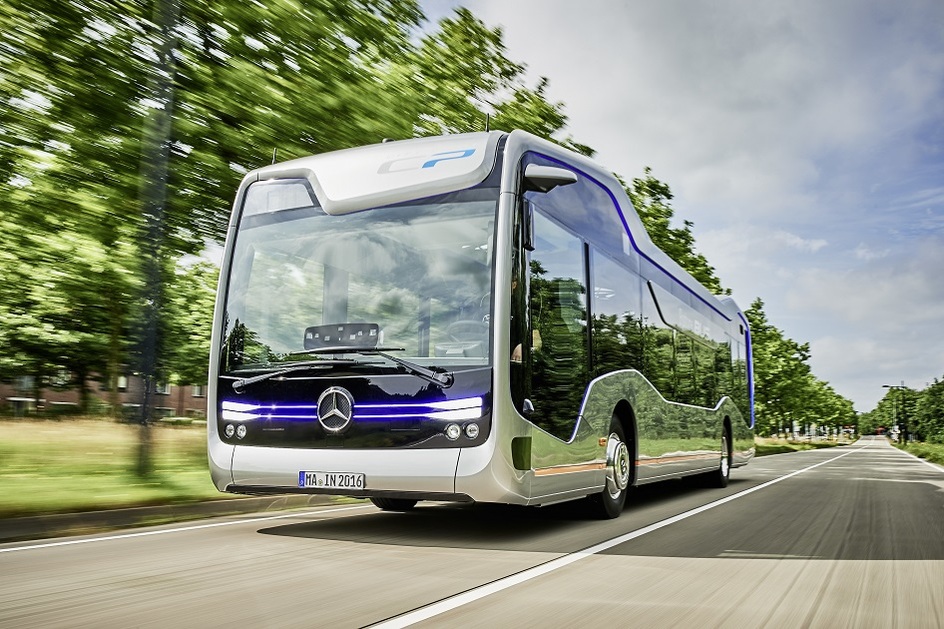 Autobus budoucnosti od Mercedesu nepotřebuje řidiče. V Amsterdamu ujel 20  km