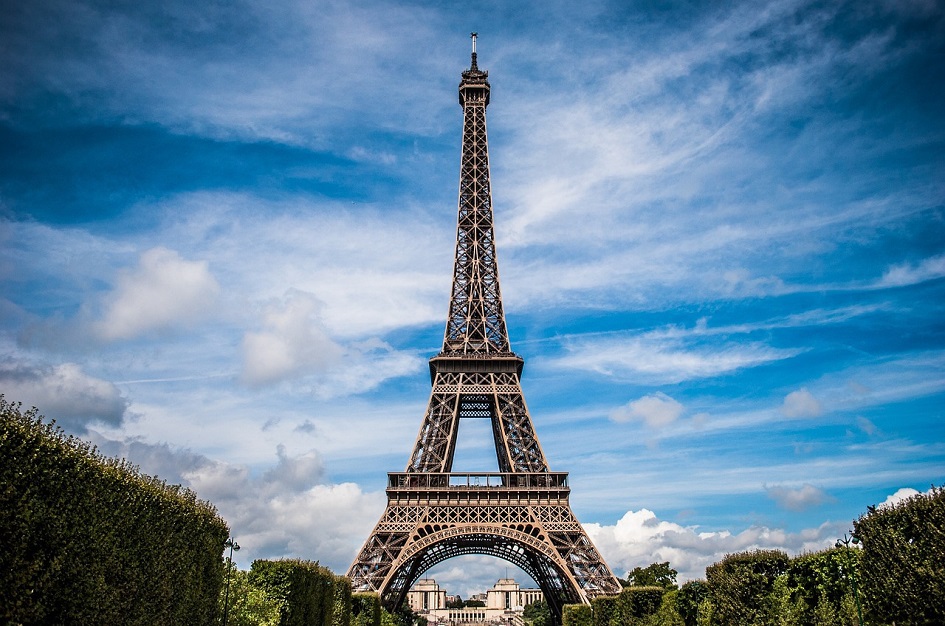 Z Eiffelovky se stala elektrárna. Na věži vyrostly dvě větrné turbíny