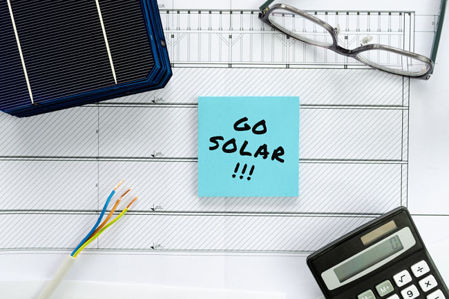 Oslabující koruna zdražuje fotovoltaiku. S pořízením proto neotálejte, tvrdí expert E.ONu