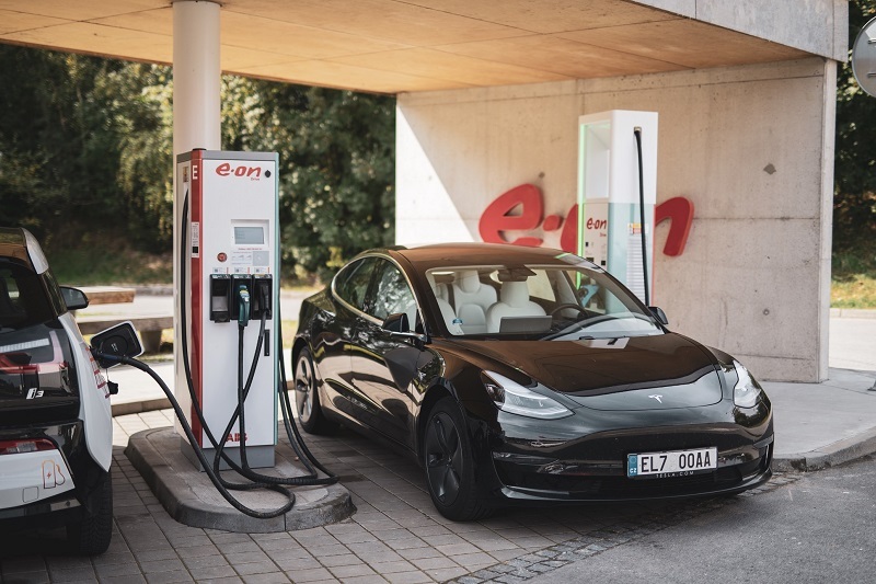 Elektromobilita se začíná prosazovat, dobíjecích stanic v Česku skokově přibývá