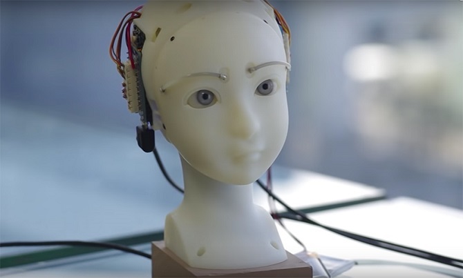 Znepokojivě emotivní robot vás umí napodobit a udržet si oční kontakt