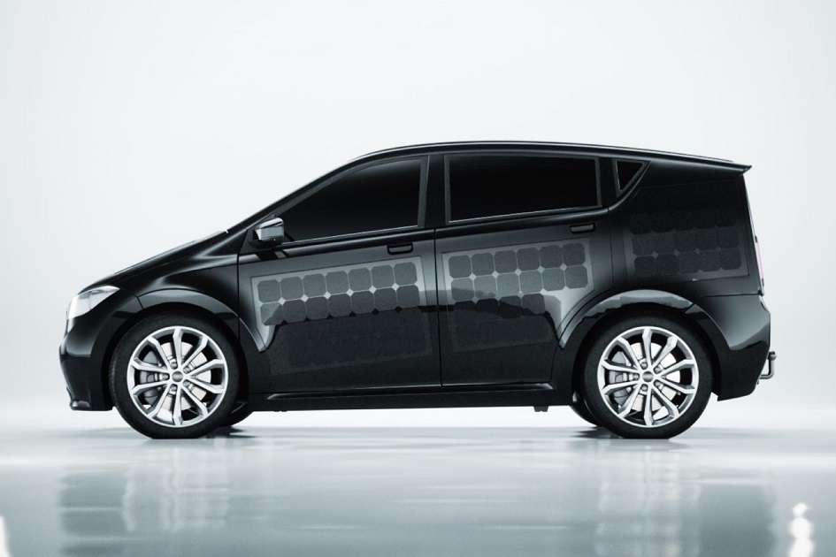 Sono Motors představuje elektromobil se solárními panely a mechovou zahrádkou