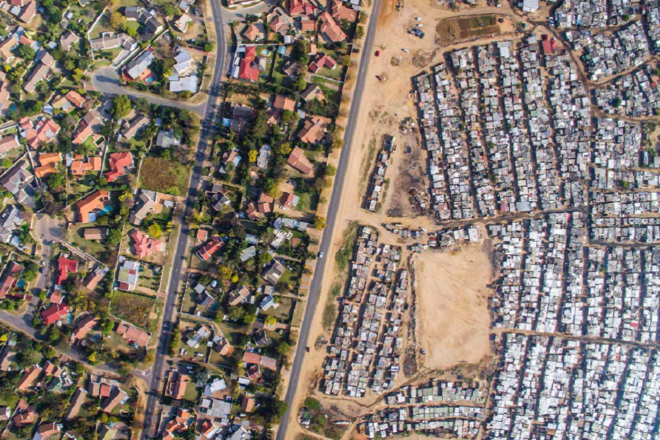 Projekt Unequal Scenes: Dron zaznamenal tenkou hranici mezi bohatstvím a bídou