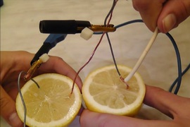 Elektřina z citronu: Zkuste doma rozsvítit malou ledku pomocí zásob z lednice