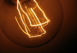 Kdo rozblikal první žárovku, aneb komu kradl Edison nápady?