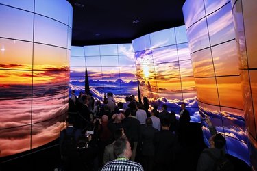 Trháky a propadáky z CES 2018: robostriptéři, jezdící kufr i čelenka, která hubne za vás