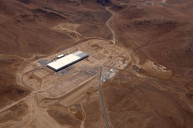 Spustí obří Tesla Gigafactory elektrickou revoluci, nebo zlomí Elonu Muskovi vaz?