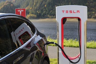Výkonný Tesla Supercharger V3 nabije elektromobil během pár minut